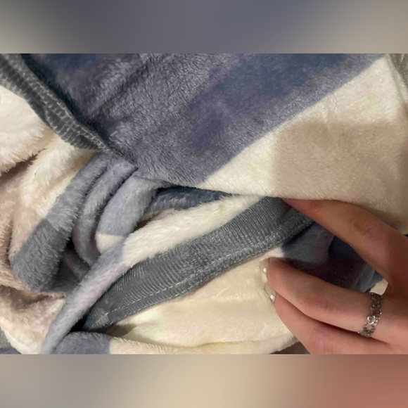 Blue and White Plaid Pattern Blanket - Picture 3 of 3